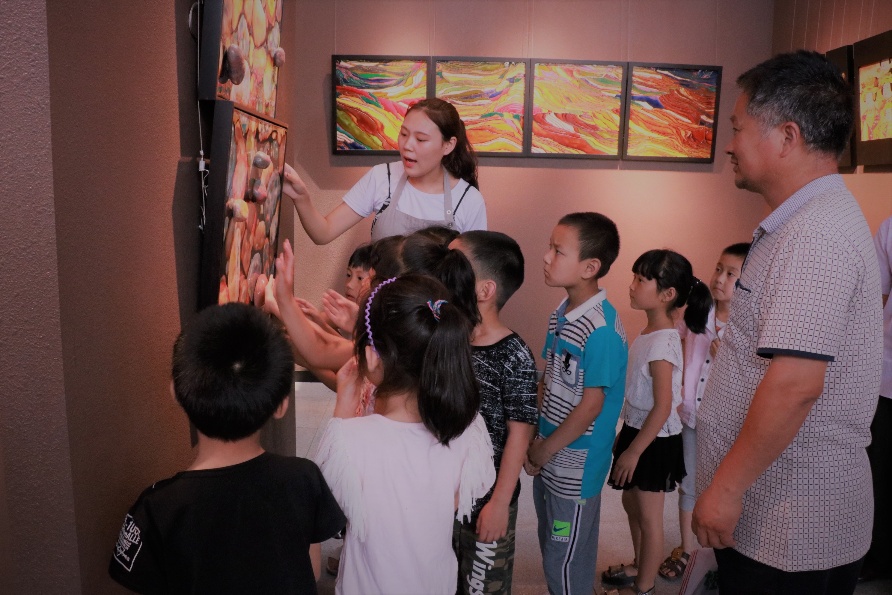 小学生参观三彩艺术馆