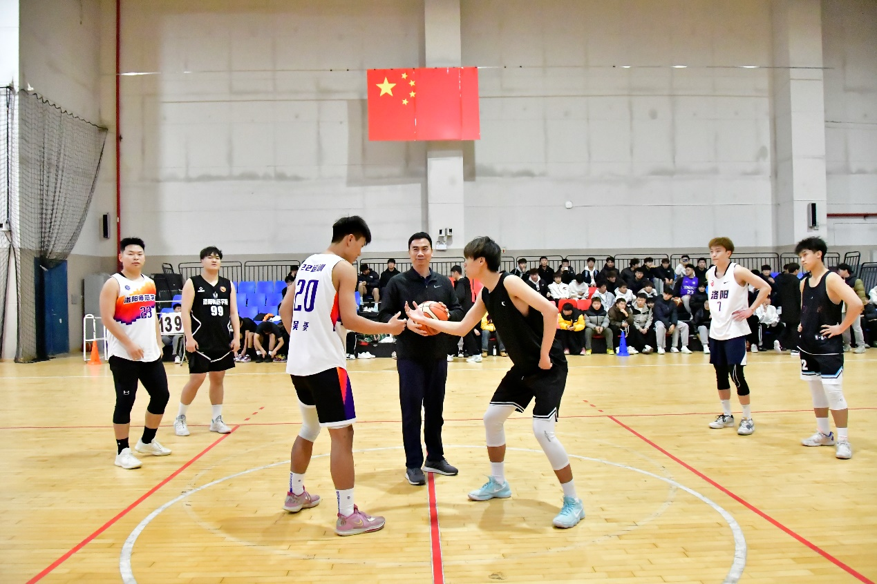 “青春飞扬,篮球赛场展风采”——我院2024年迎新杯篮球赛隆重开幕-体育学院