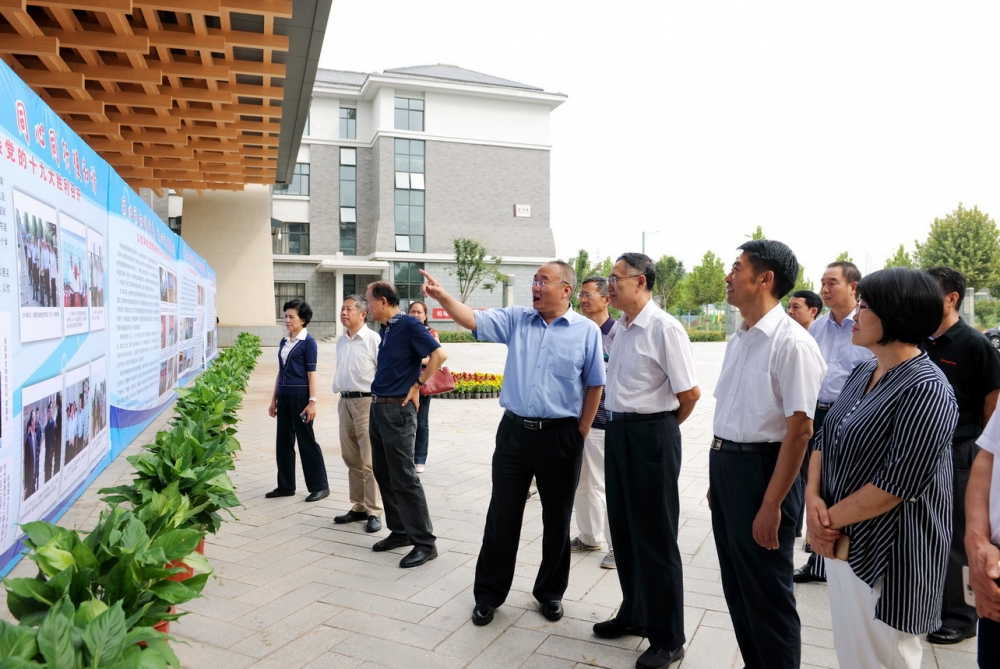 2 观看介绍学校整体情况的宣传展板