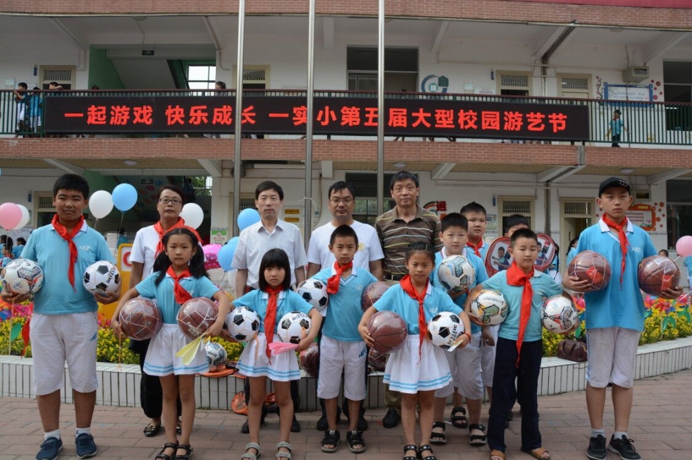 张主席与孩子们在一起庆祝节日