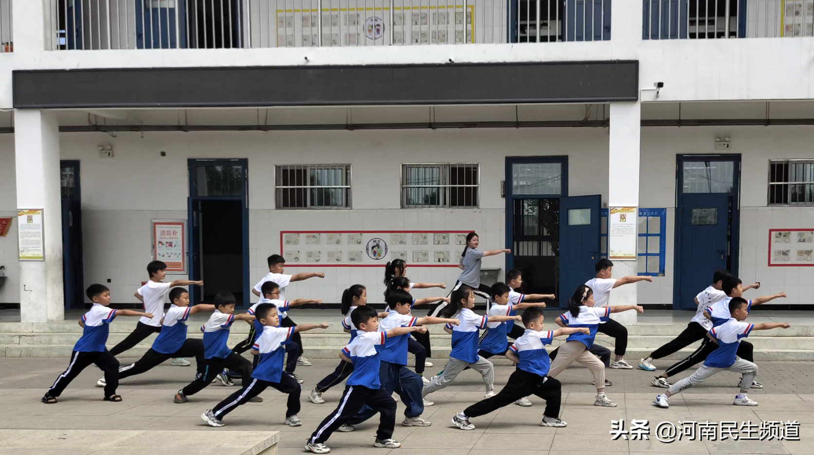 传统武术走进乡村小学，强身健体助力体育强国——洛阳师范学院暑期社会实践队开展“武术进校园”活动