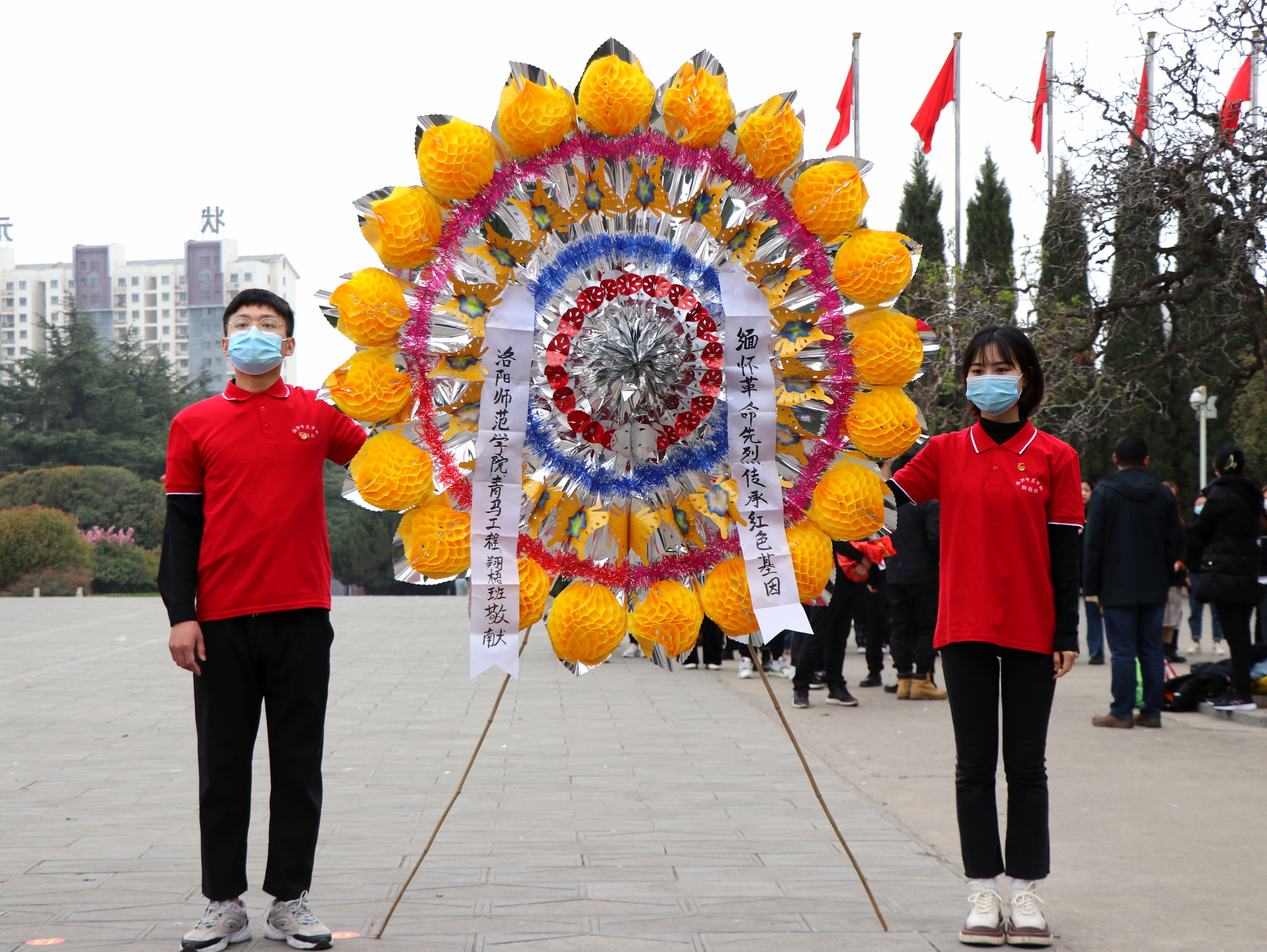 翔梧班学员向革命先烈敬献花圈